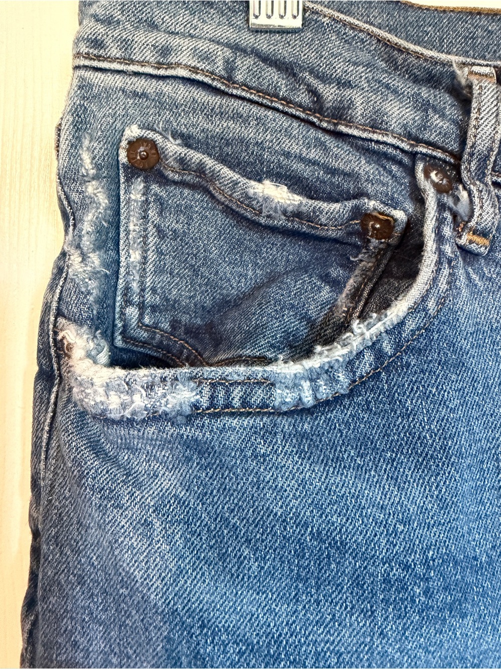 Agolde Riley Cropped Jeans - Picture 3 of 9